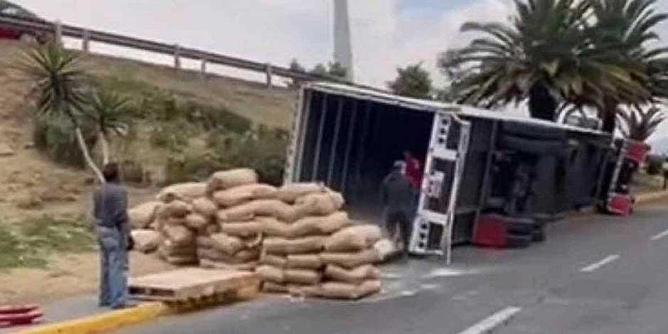 Camión que transportaba harina choca con postes, en Huitzilac