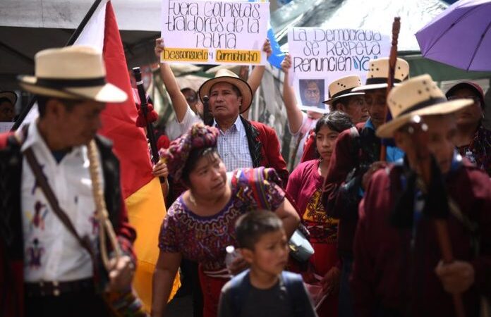 Campesinos guatemaltecos bloquean carreteras exigiendo la renuncia de la fiscal general por intervención judicial en elecciones