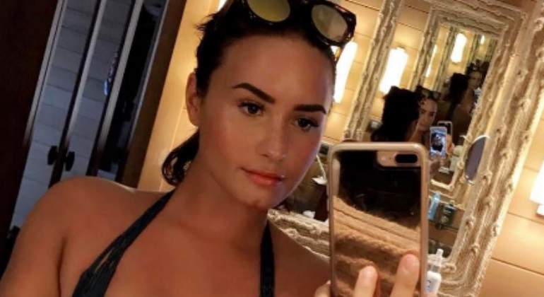 Demi Lovato deja ver parte de sus pechos