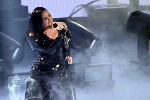 Demi Lovato revive presentación en los MTV con seductor atuendo