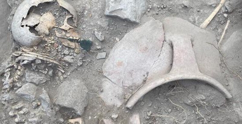 Descubren en Perú restos óseos prehispánicos camuflados como muñecos y destinados a México
