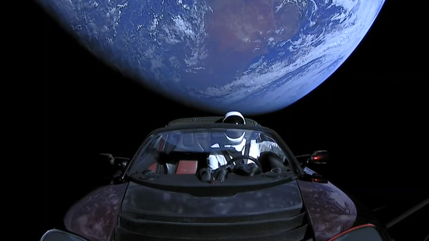 El auto Tesla de Elon Musk viajó más allá de la órbita de Marte |