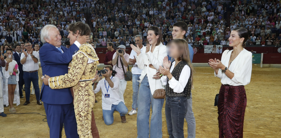 El emotivo adiós a El Cordobés: una tarde de triunfo, emociones y legado familiar en Jaén