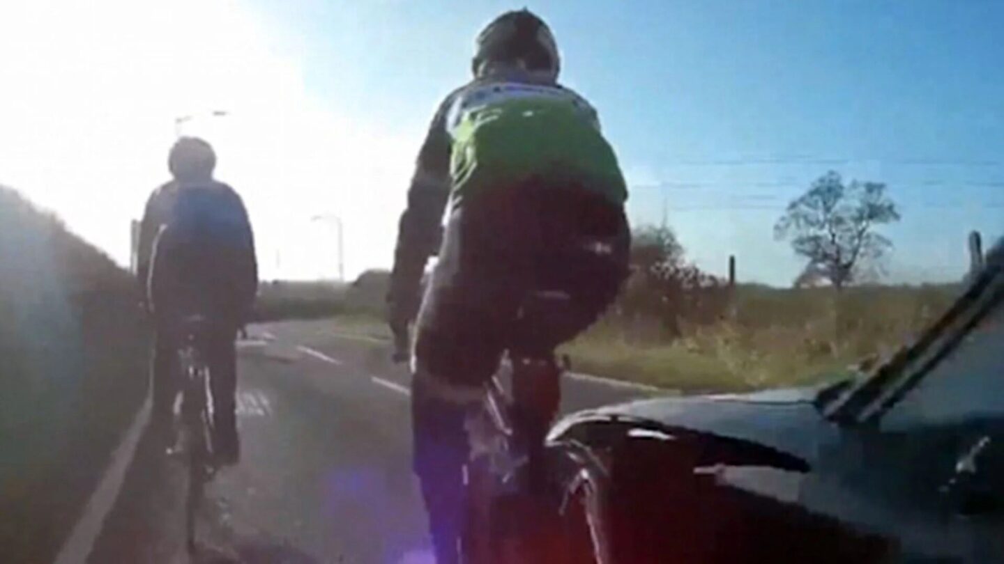 El increíble momento en el que un octogenario arrolla a un grupo de ciclistas en Inglaterra |