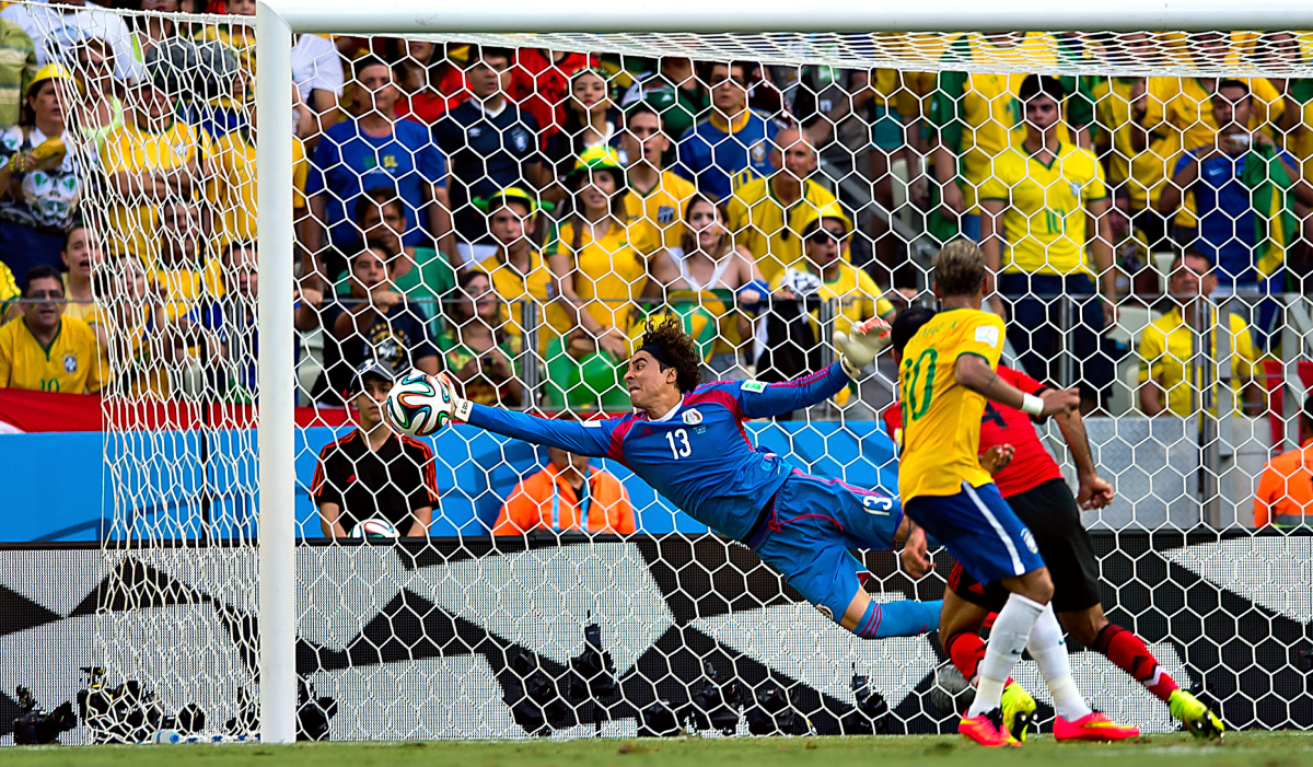 Estas son las mejores atajadas de Memo Ochoa