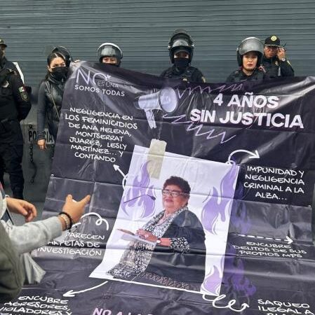 Feministas desafían a la policía en protesta contra la ratificación de Ernestina Godoy en la FGJ CDMX