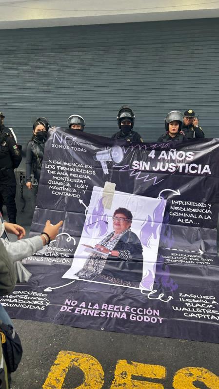 Feministas desafían a la policía en protesta contra la ratificación de Ernestina Godoy en la FGJ CDMX