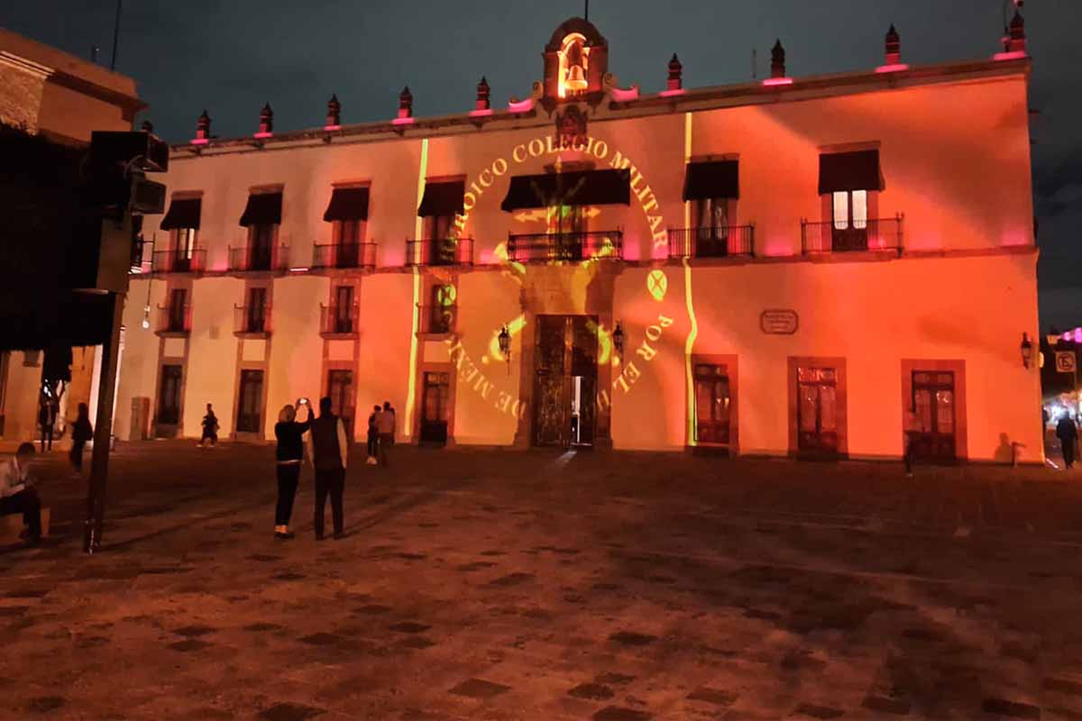 Homenaje al Heroico Colegio Militar: Luces carmesí iluminan Querétaro en su Bicentenario