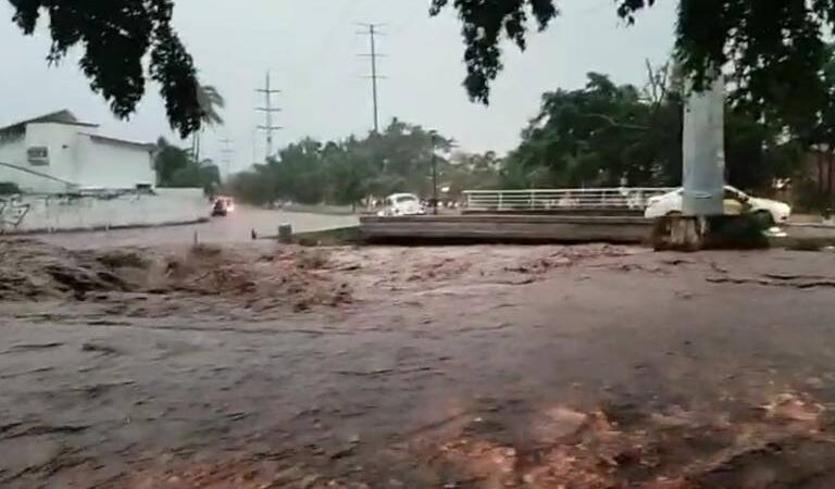 Inundaciones severas en Puerto Vallarta tras el desbordamiento de varios ríos