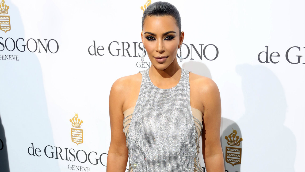 Kim Kardashian enseña figura en diminuto atuendo