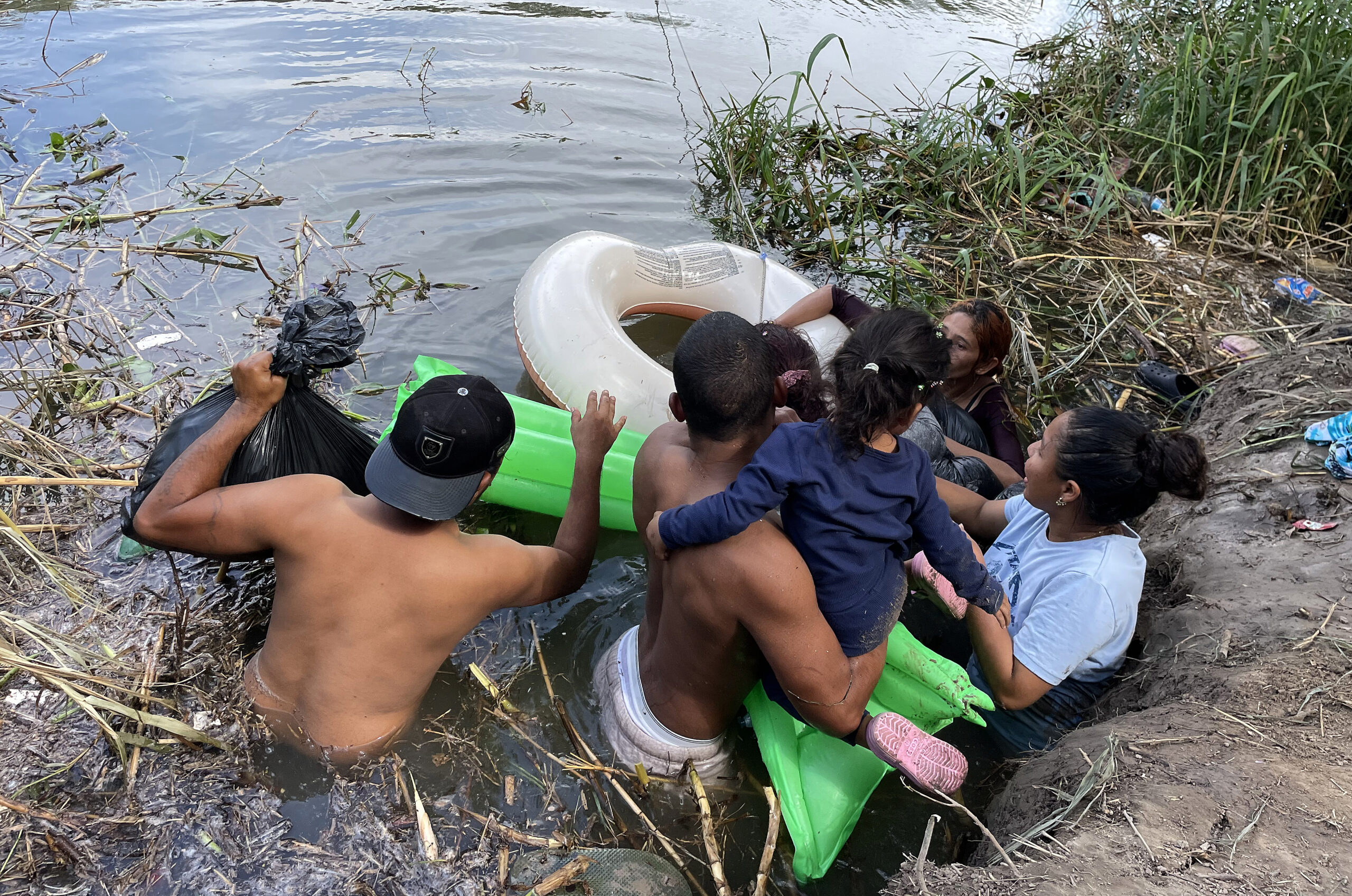 La desesperación de los migrantes: 2 mil personas se lanzan al río Bravo para huir de autoridades en Ciudad Juárez