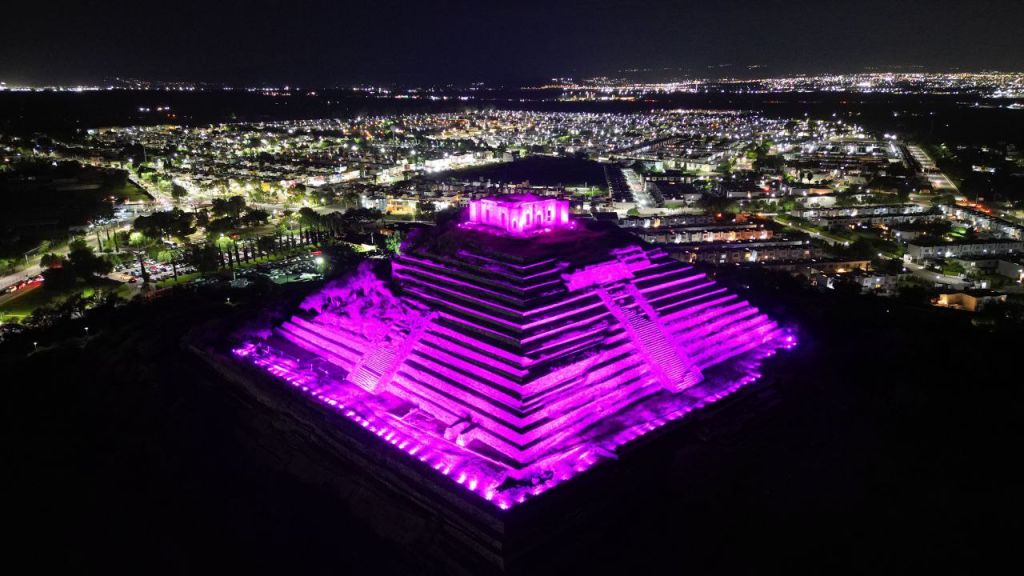 La Pirámide de El Cerrito se ilumina de rosa en apoyo a la lucha contra el cáncer de mama