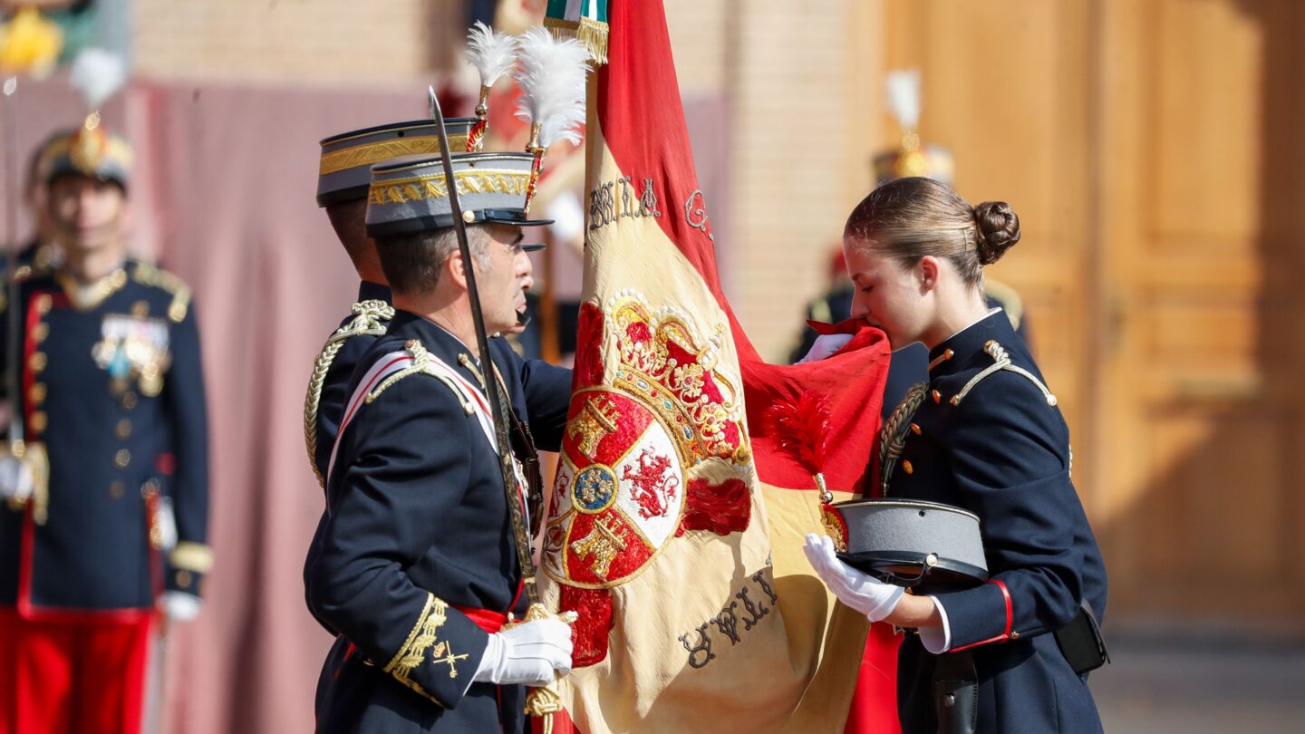 La princesa Leonor de Borbón jura bandera en un emotivo acto en la Academia General Militar |