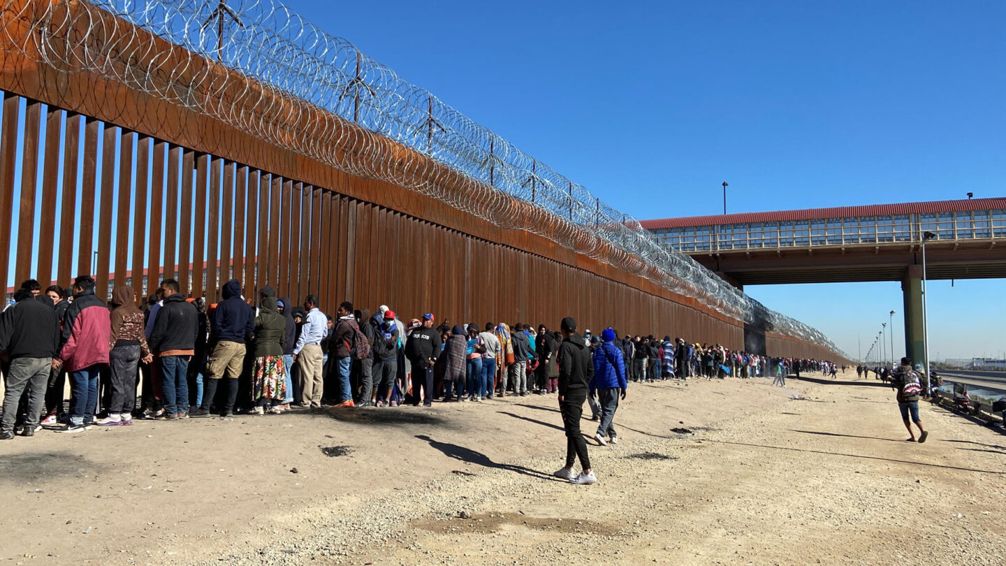La traición de Biden Grupos promigrantes acusan al presidente por el refuerzo del muro con México |