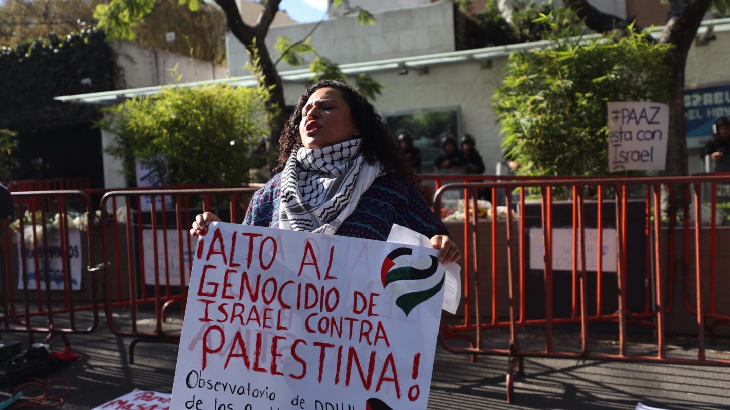Manifestantes en México exigen el cese del genocidio palestino en la Embajada de Israel |