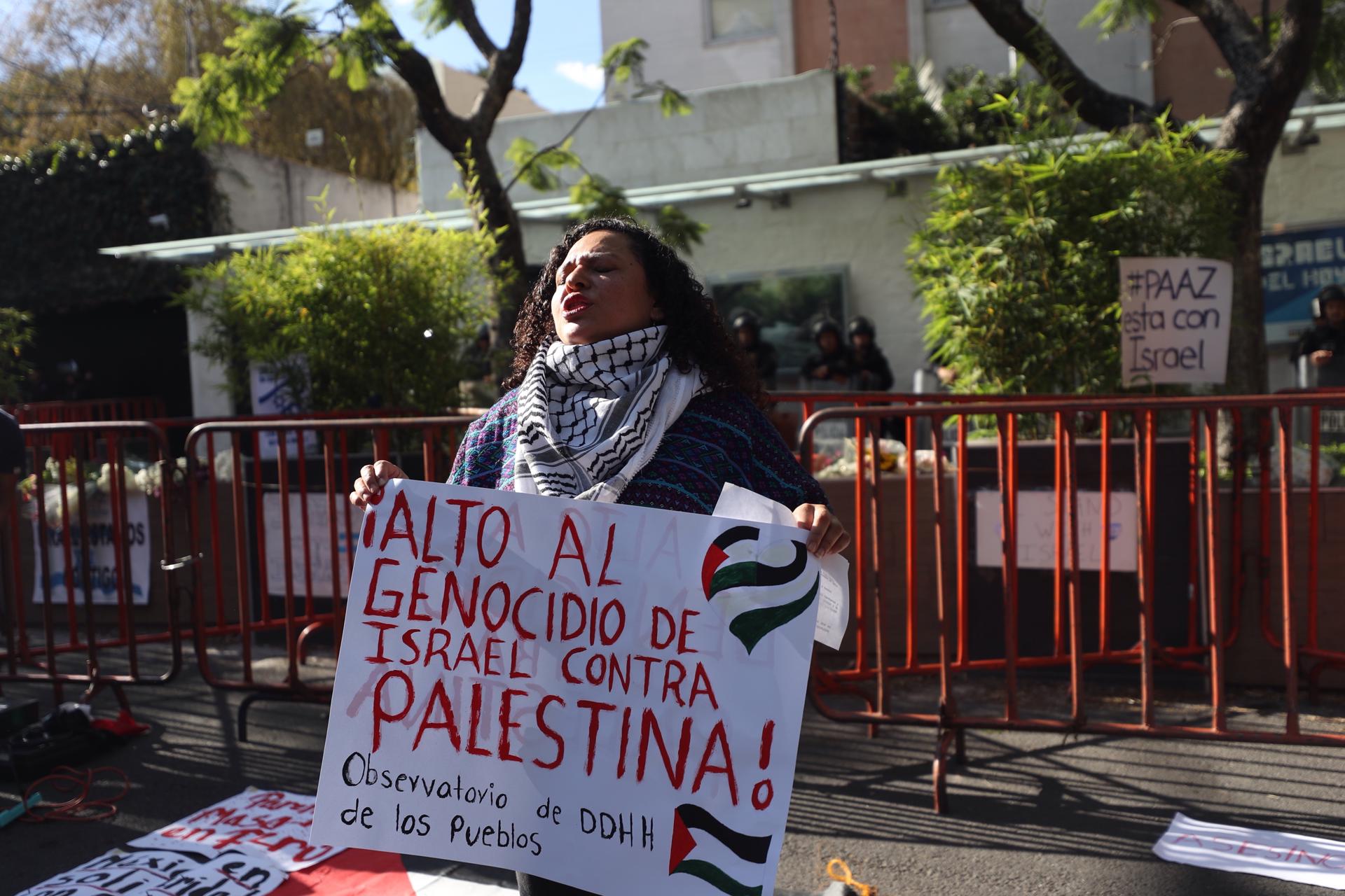 Manifestantes en México exigen el cese del genocidio palestino en la Embajada de Israel