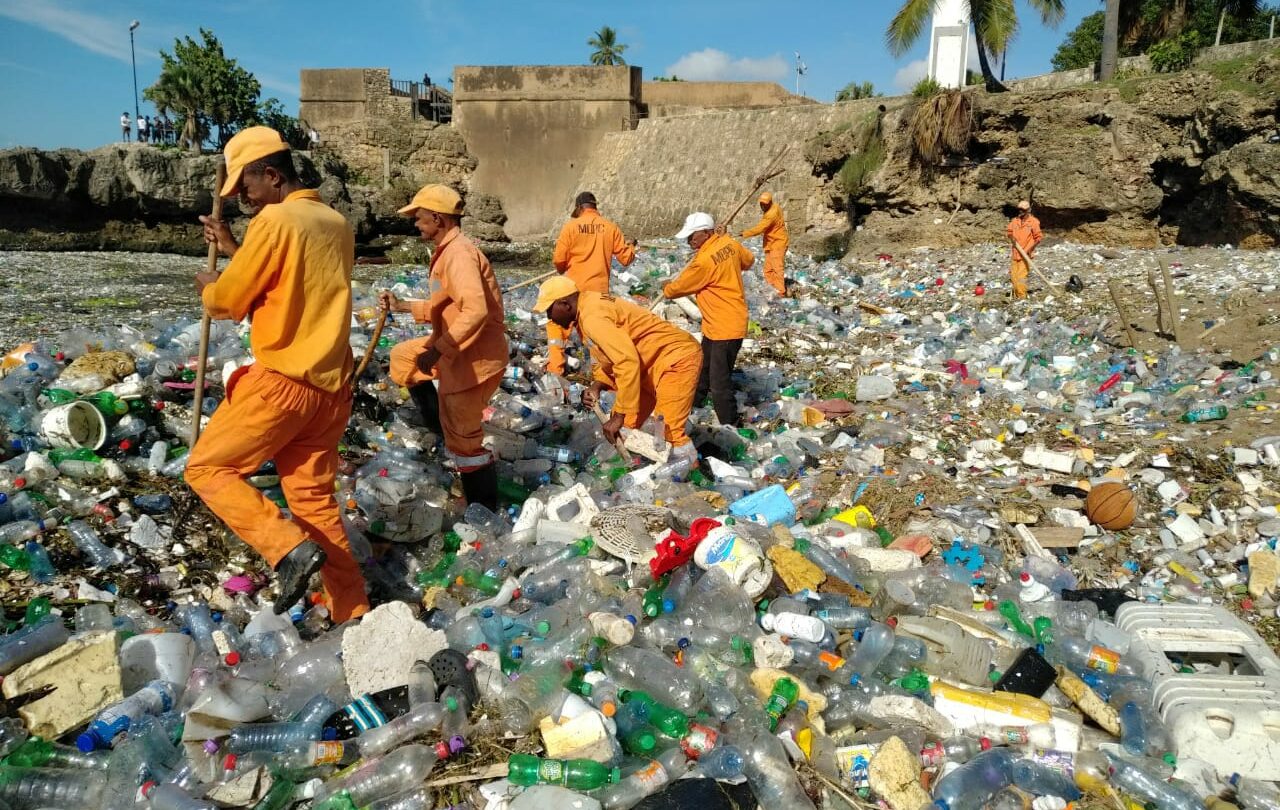 Más de 300 toneladas de basura han sacado de playas de República Dominicana +video |