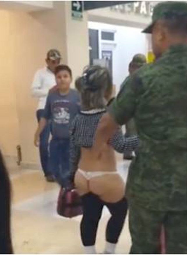 Mujer fue a aeropuerto en México, en tanga