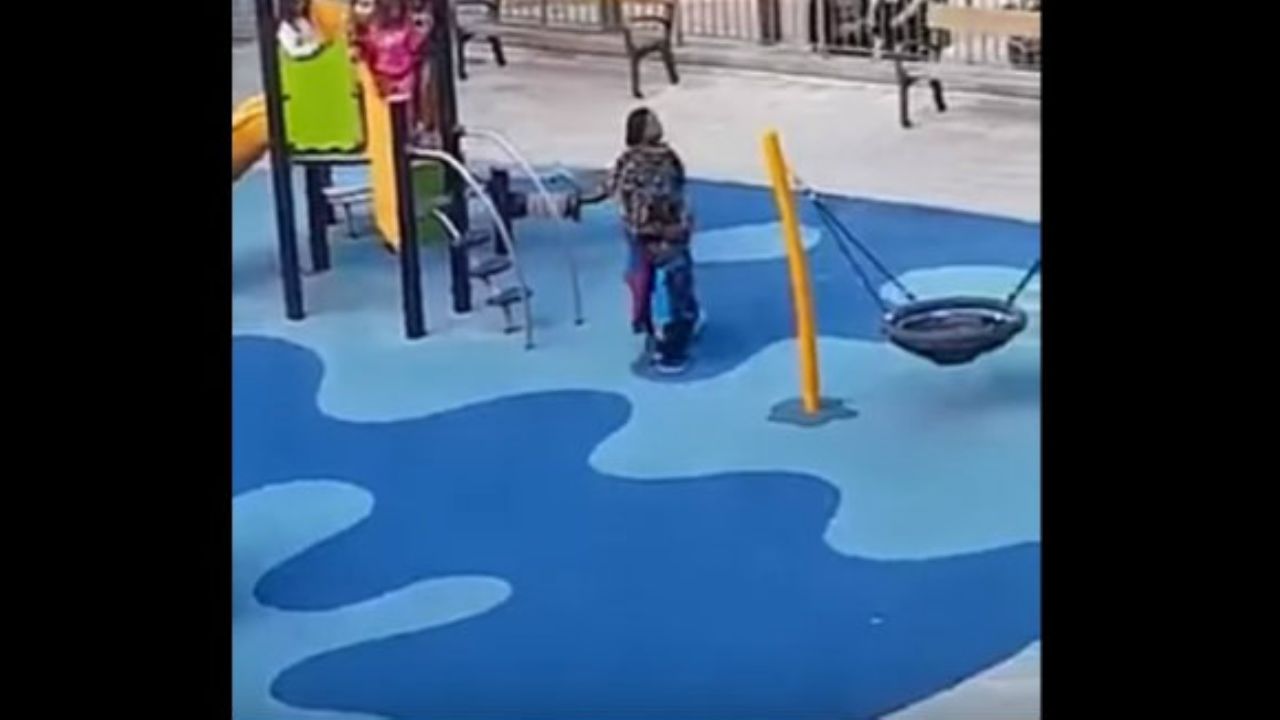 Niñas agreden a pequeño y le impiden jugar por ser de color (VIDEO)