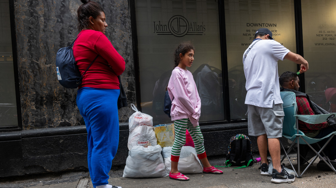 Nueva York busca suspender ley que obliga a dar alojamiento a migrantes ante crisis migratoria