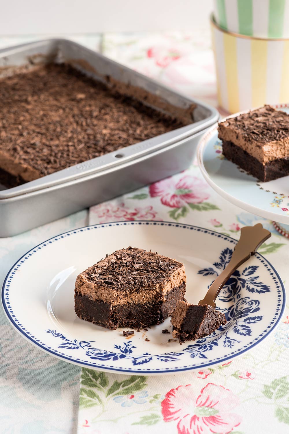 Pastel de mousse de chocolate con base de brownie