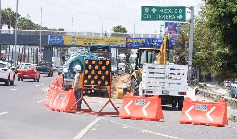 Preparativos para la implementación del transporte público Qrobús en avenida 5 de Febrero de Querétaro