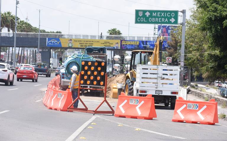 Preparativos para la implementación del transporte público Qrobús en avenida 5 de Febrero de Querétaro