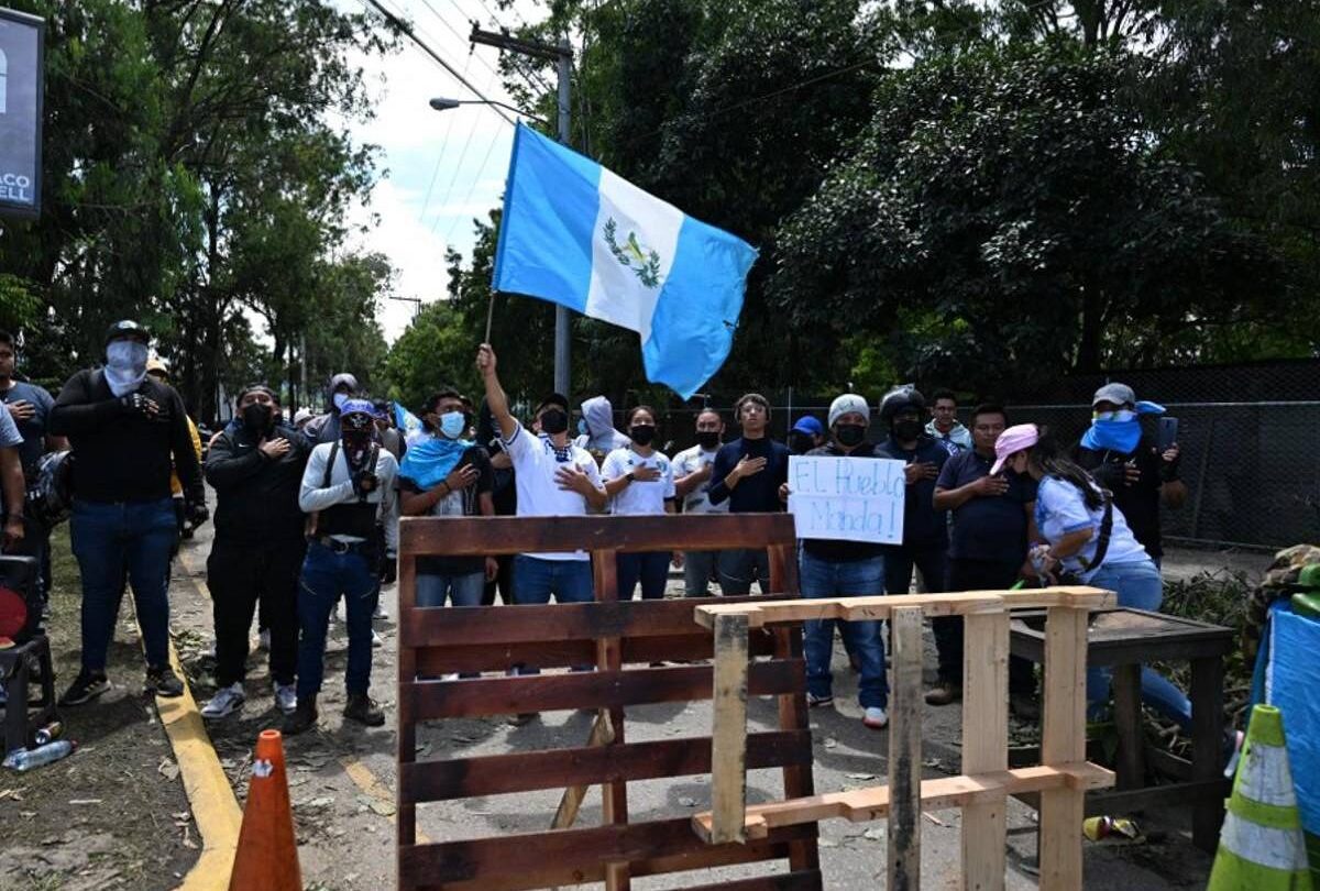 Protestas y bloqueos paralizan Guatemala exigiendo la renuncia de la fiscal general |