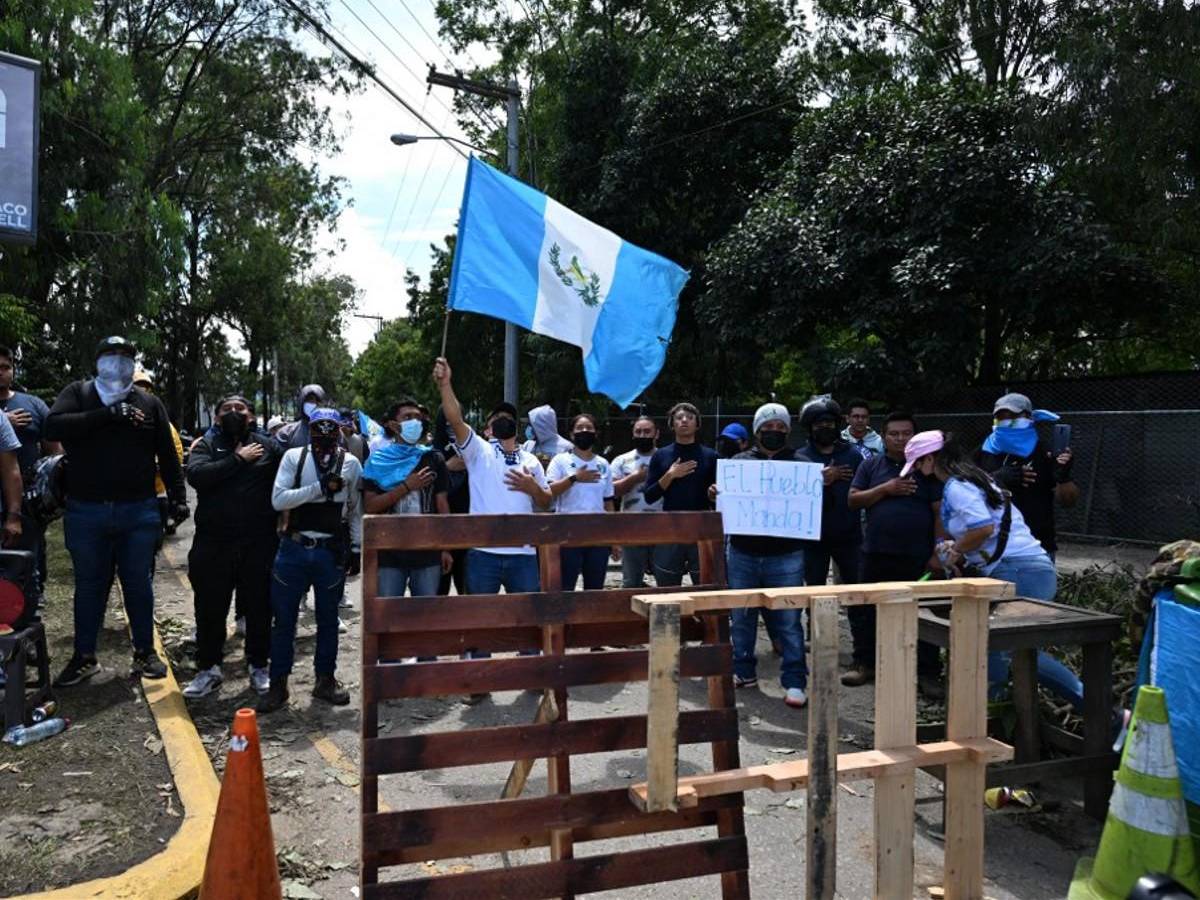 Protestas y bloqueos paralizan Guatemala exigiendo la renuncia de la fiscal general