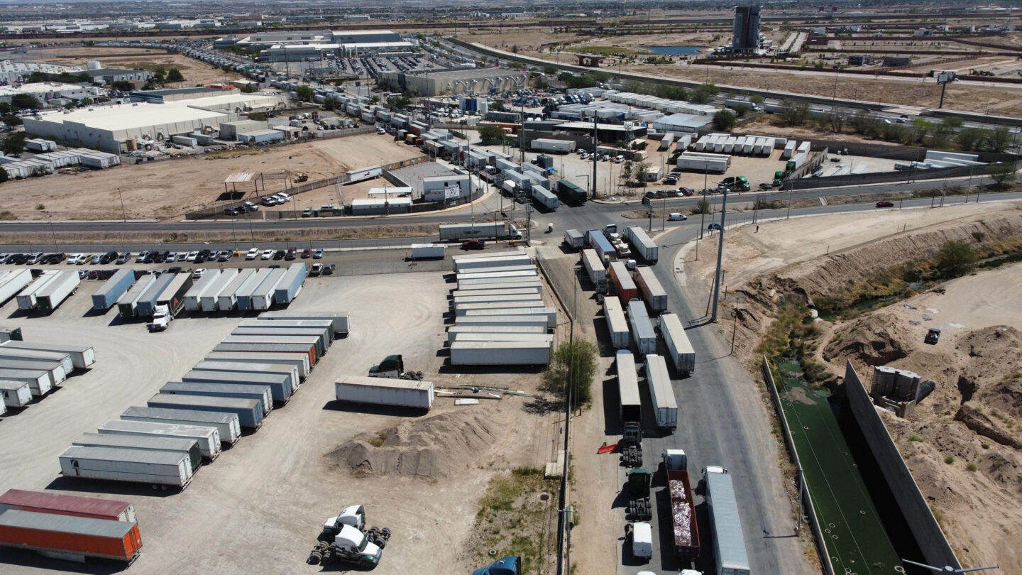 Reanudan revisión vehicular fronteriza en El Paso Texas tras ola migratoria masiva |