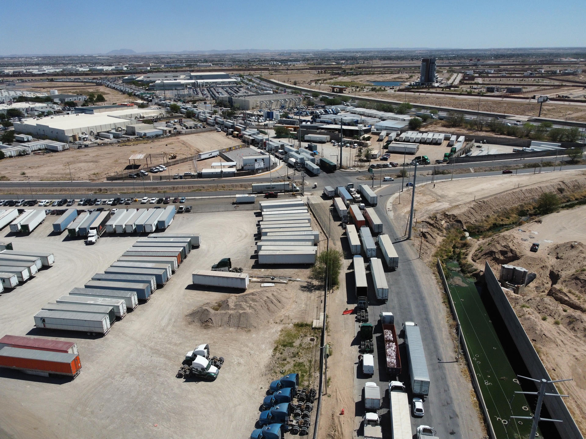 Reanudan revisión vehicular fronteriza en El Paso, Texas, tras ola migratoria masiva