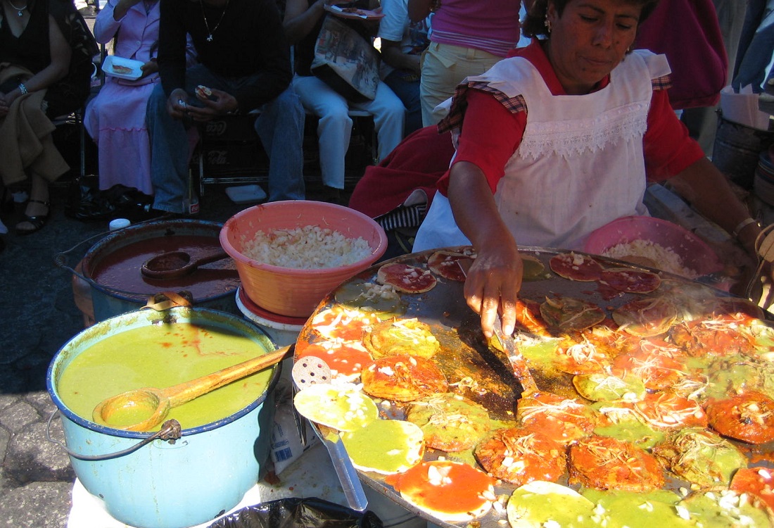 RECOMIENDAN ESPECIALISTAS DEL ISSEMYM EVITAR COMER ALIMENTOS EN LA VÍA PÚBLICA