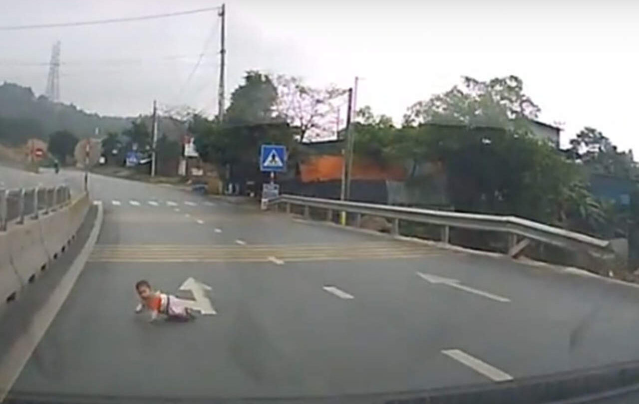 Rescatan a bebé que gateaba solo por la carretera |
