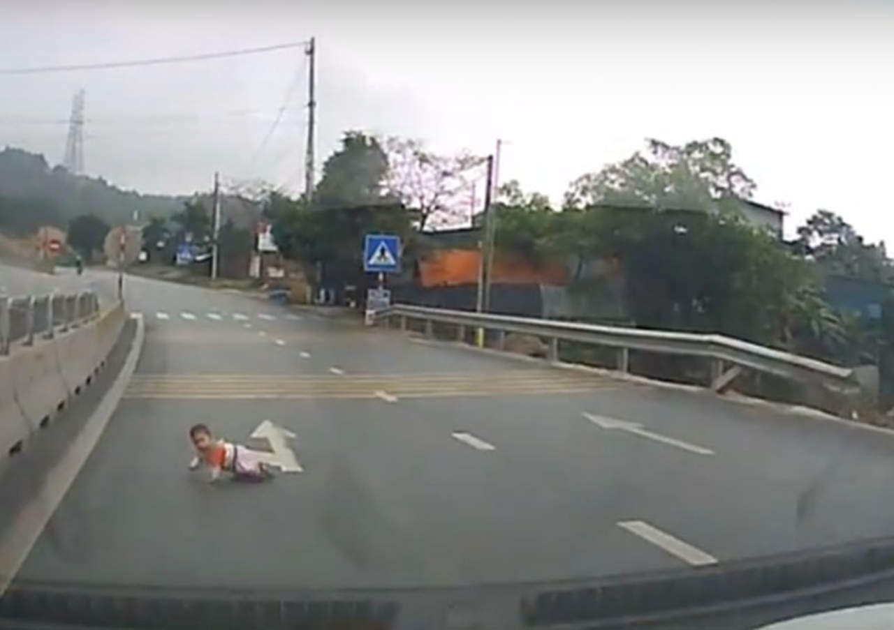 Rescatan a bebé que gateaba solo por la carretera