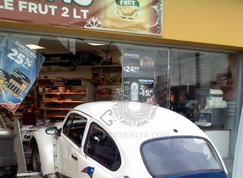 Se mete a Oxxo con todo y vocho, en Querétaro