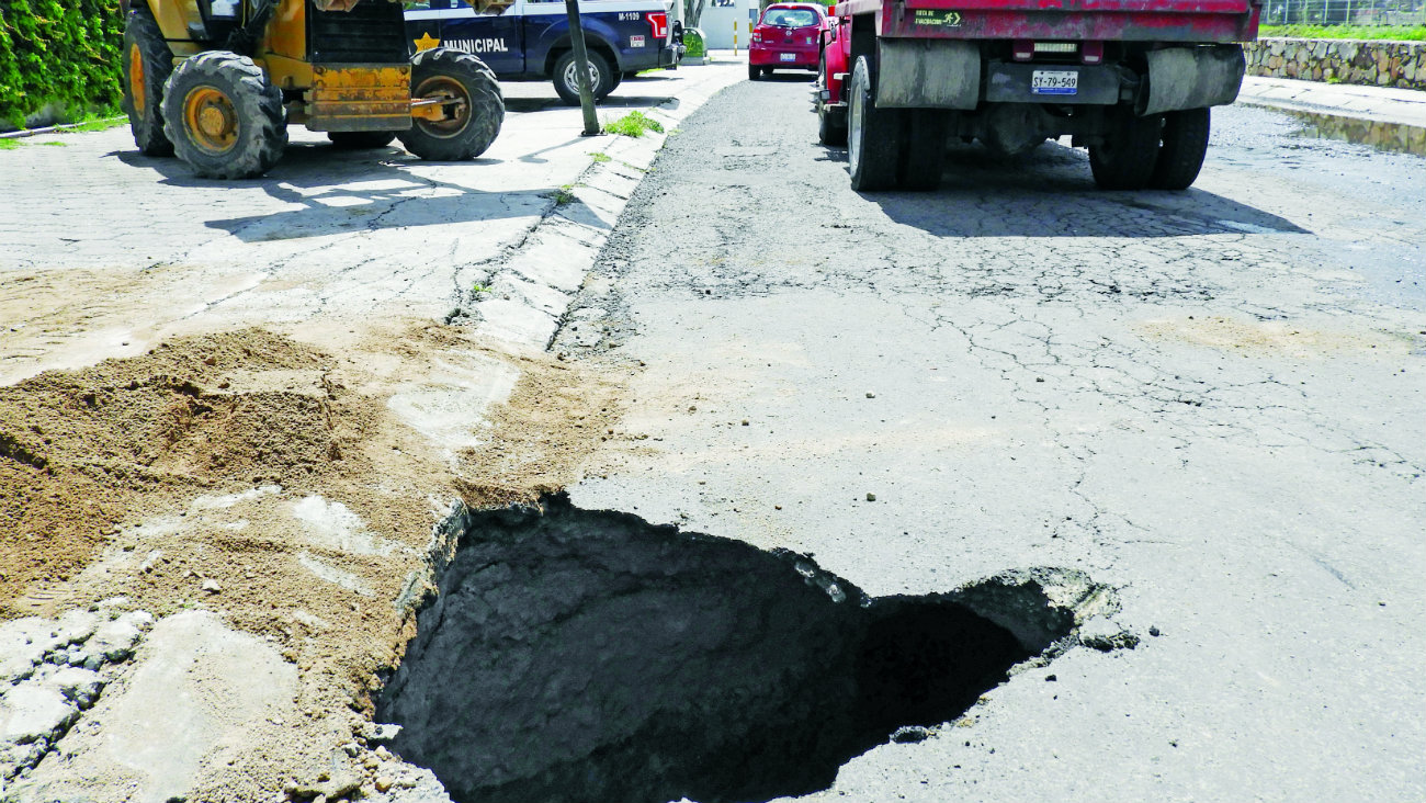 Socavón se traga a camión en Querétaro