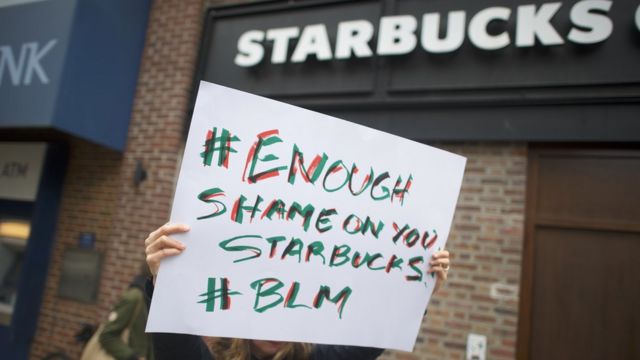 ¿Starbucks racista? Arrestan a dos afroamericanos