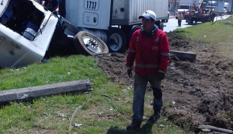 TIRA TRÁILER SEÑALIZACIÓN Y POSTE EN PASEO TOLLOCAN