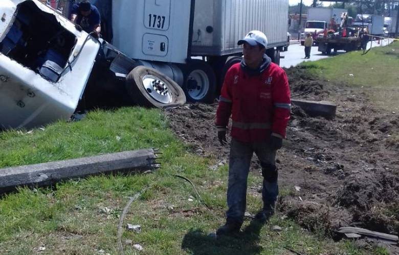 TIRA TRÁILER SEÑALIZACIÓN Y POSTE EN PASEO TOLLOCAN