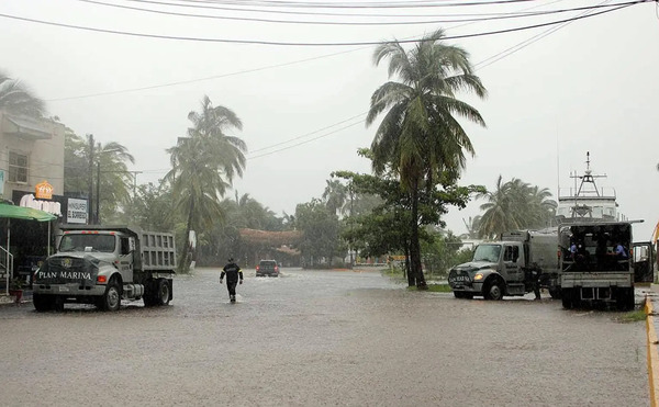 Tormentas Lidia y Max amenazan con fuertes lluvias al occidente de México