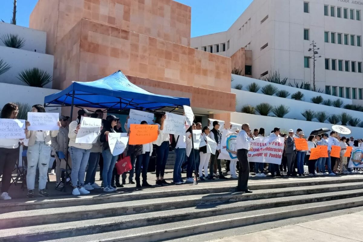 Trabajadores del Poder Judicial de la Federación se manifiestan en contra de la propuesta de quitarles fideicomisos