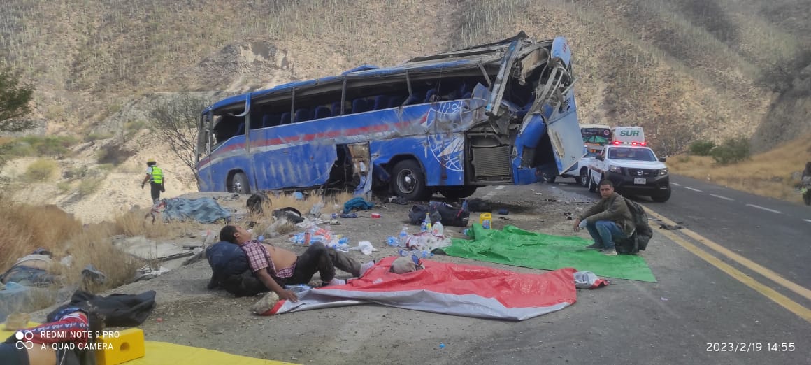 Trágico accidente en la autopista Cuacnopalan-Oaxaca deja 17 migrantes muertos en volcadura de autobús