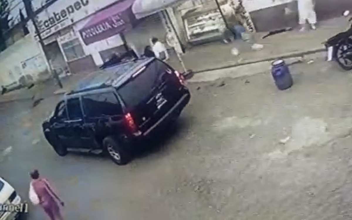 (VIDEO): Graban a delincuente robando camioneta con violencia en Ecatepec