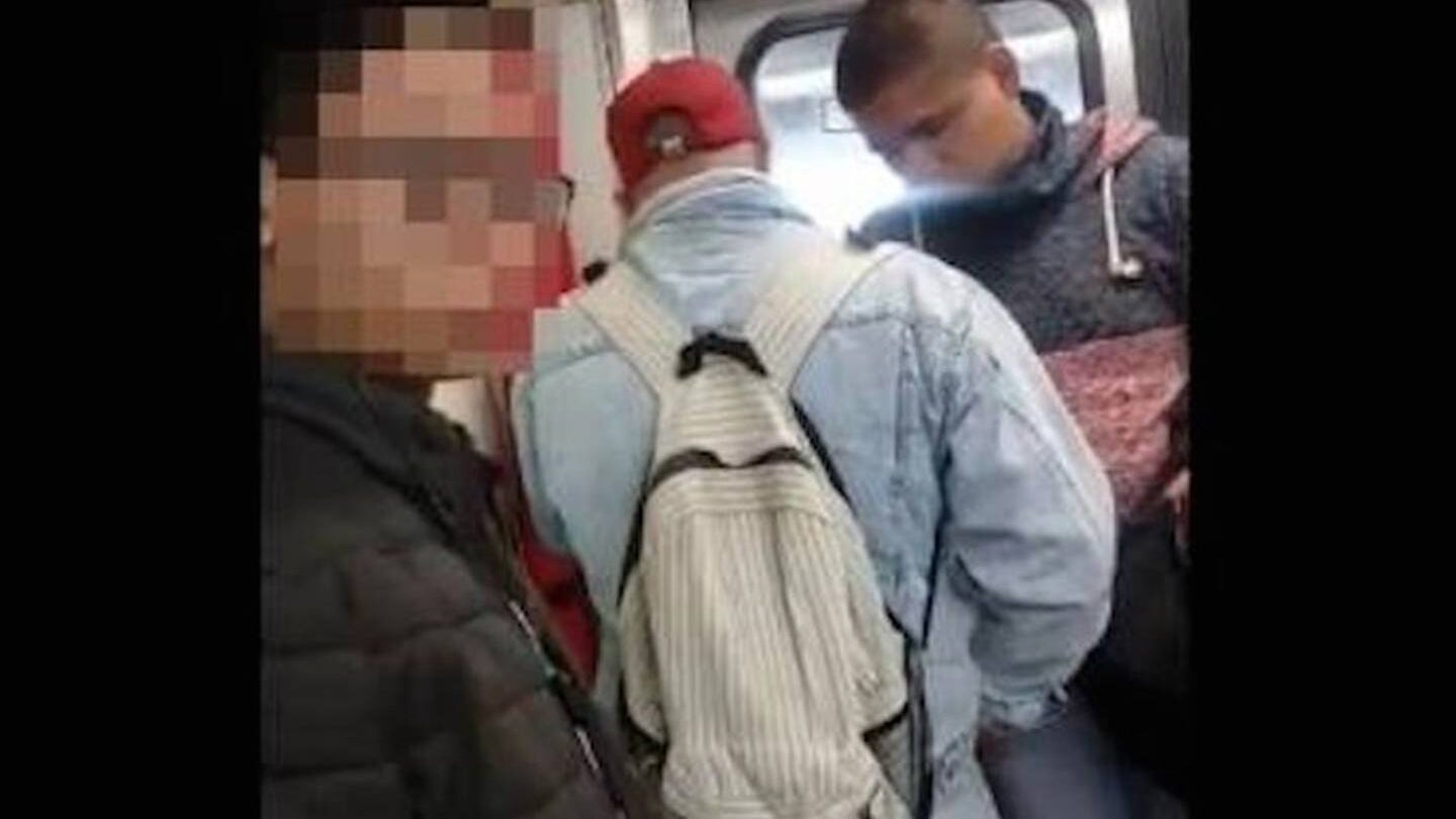 VIDEO Graban a otra pareja de homosexuales sosteniendo relaciones en el Metro |