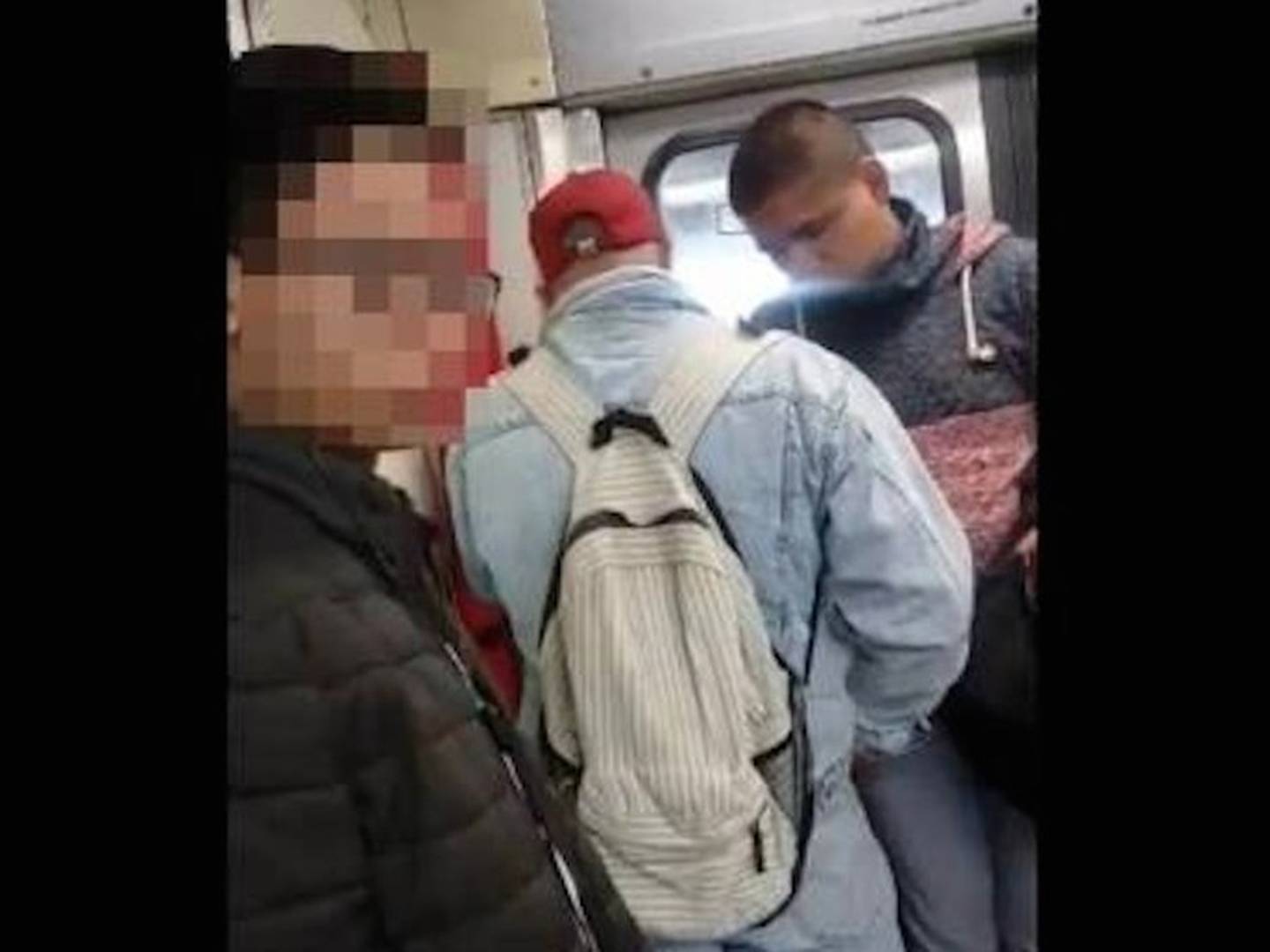 ›VIDEO: Graban a otra pareja de homosexuales sosteniendo relaciones en el Metro