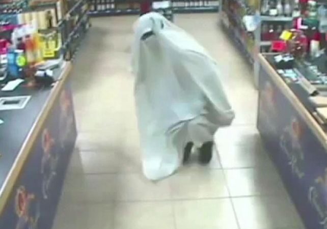 (VIDEO): Graban asalto tienda de vinos y licores; ladrones hincan a empleados