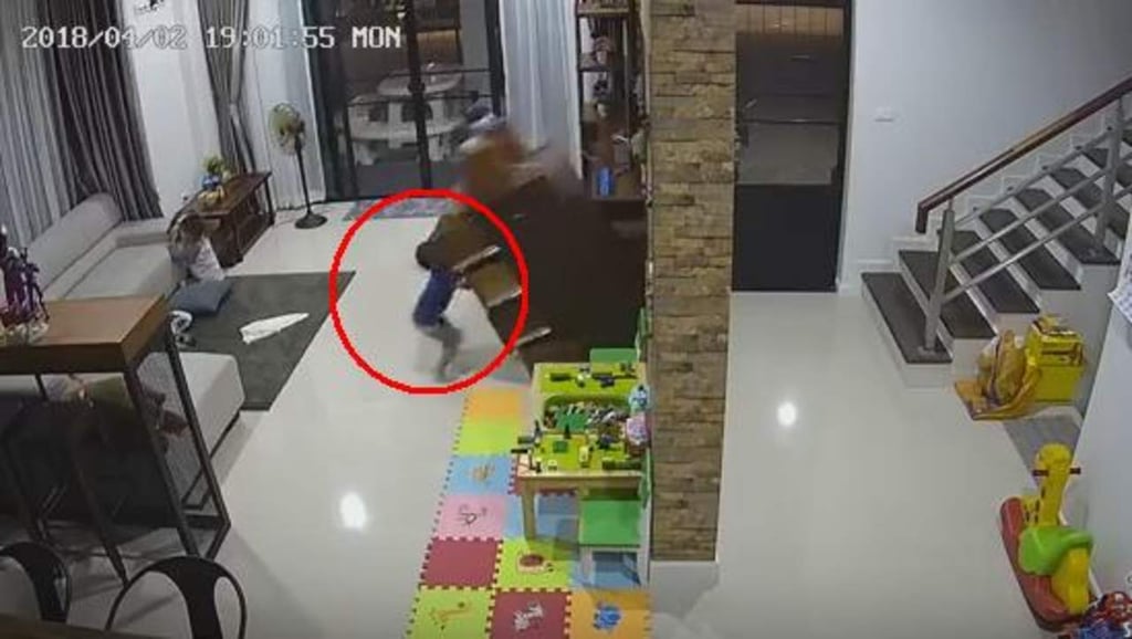 VIDEO: Niño casi es aplastado por una cómoda