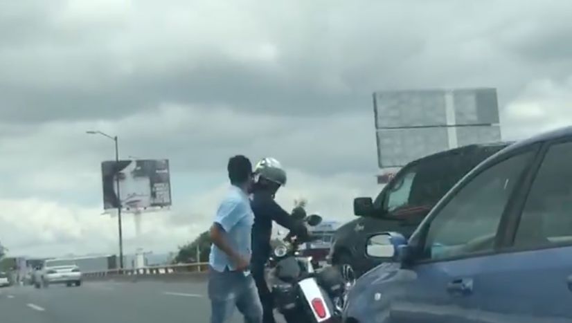 (VIDEO): Policía cobarde agrede a ciudadano y huye después de provocar choque