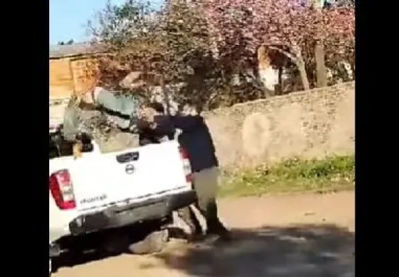 (VIDEO) Policía reta a golpes a vecino que se resistió a arrresto