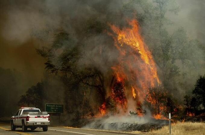 3 muertos y decenas de heridos dejan incendios forestales en California